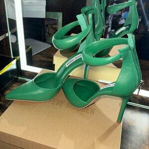 Steve Madden Ele Puff Ankle Strap Leather Pumps. Size 8. Green.